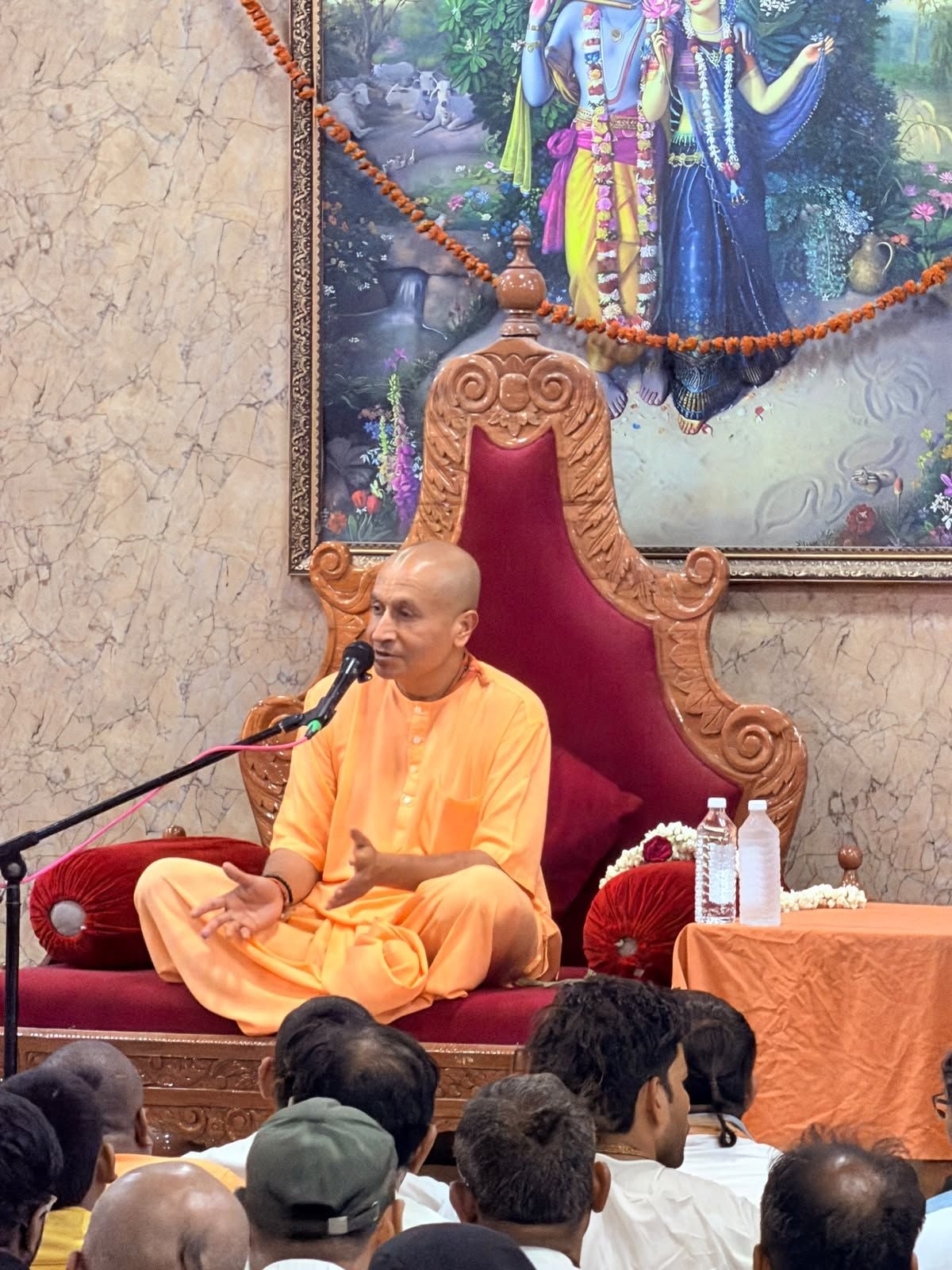 दयानंद इंटर कॉलेज में बृहस्पतिवार को श्री श्री राधा रमण बिहारी मंदिर (इस्कॉन) की ओर से श्री गीत