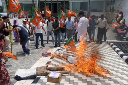 धर्मशाला के नगर निगम कार्यालय समृद्धि भवन परिसर में भाजपा पार्षदों ने मुख्यमंत्री और आयुक्त का धर्मशाला के नगर निगम कार्यालय समृद्धि भवन परिसर में भाजपा पार्षदों ने मुख्यमंत्री और आयुक्त का