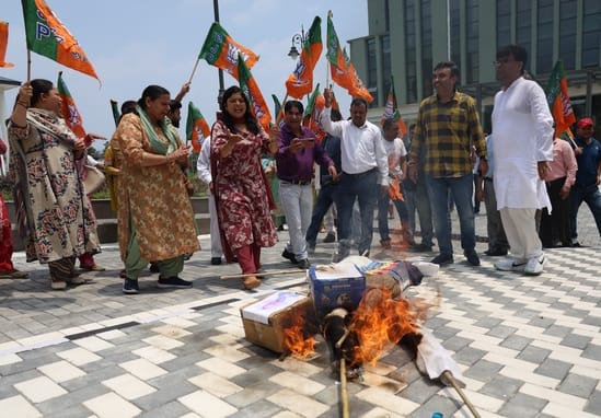 धर्मशाला के नगर निगम कार्यालय समृद्धि भवन परिसर में भाजपा पार्षदों ने मुख्यमंत्री और आयुक्त का धर्मशाला के नगर निगम कार्यालय समृद्धि भवन परिसर में भाजपा पार्षदों ने मुख्यमंत्री और आयुक्त का