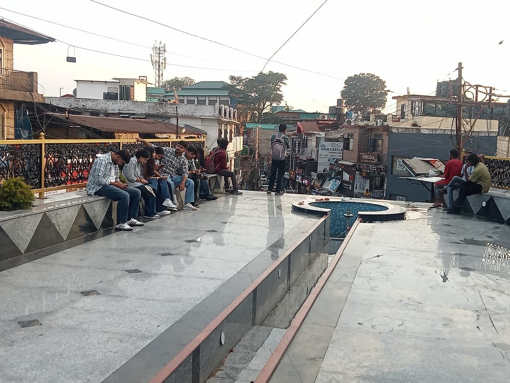 उद्घाटन के अगली शाम को बंद पड़ा पूर्ण विकसित पवार चौक का फवारा। संवाद उद्घाटन के अगली शाम को बंद पड़ा पूर्ण विकसित पवार चौक का फवारा। संवाद