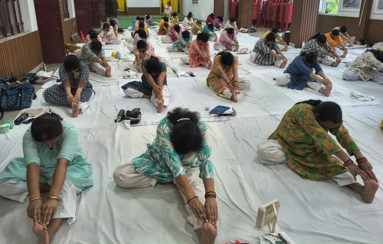 वाईडी कॉलेज में योग करते छात्र छात्राएं। स्रोत:कॉलेज वाईडी कॉलेज में योग करते छात्र छात्राएं। स्रोत:कॉलेज