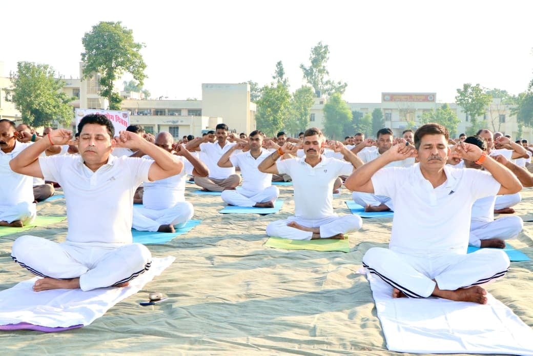 वाईडी कॉलेज में योग करते छात्र छात्राएं। स्रोत:कॉलेज वाईडी कॉलेज में योग करते छात्र छात्राएं। स्रोत:कॉलेज