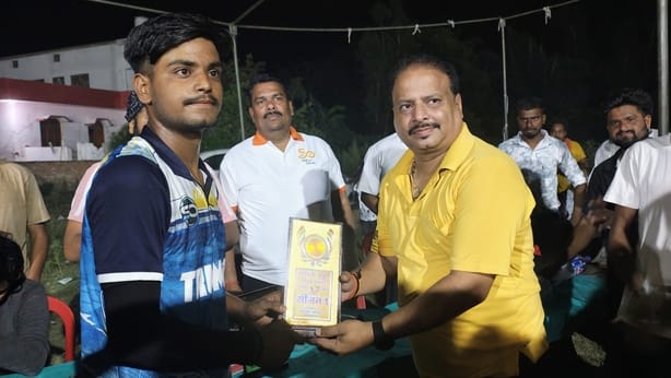 विजेता समीर इलेवन के कप्तान को ट्राफी देते टूर्नामेंट के मुख्य आयोजक। संवाद विजेता समीर इलेवन के कप्तान को ट्राफी देते टूर्नामेंट के मुख्य आयोजक। संवाद