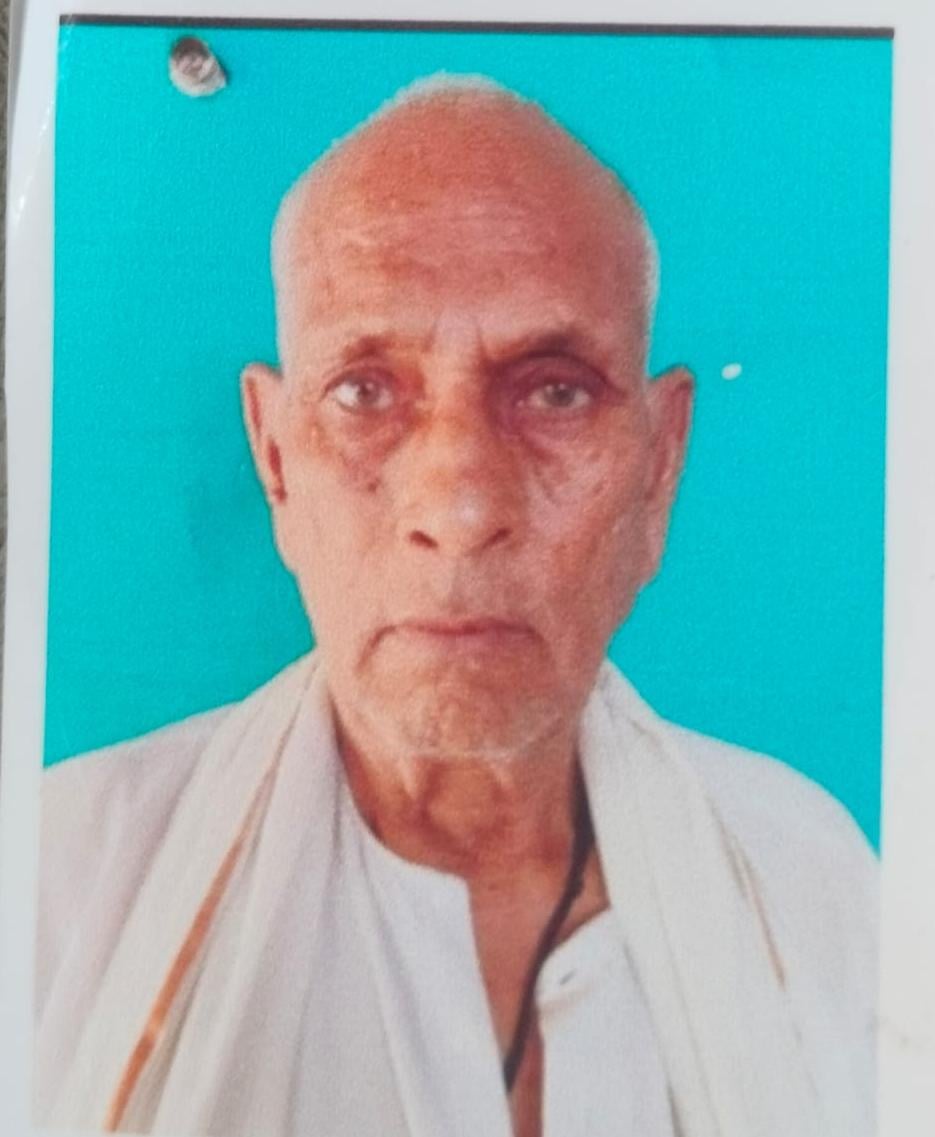 वीरभानपुर में 75 वर्षीय वृद्ध का शव मिलने की सूचना पर पहुंची पुलिस एवं ग्रामीण। स्रोत-ग्रामीण वीरभानपुर में 75 वर्षीय वृद्ध का शव मिलने की सूचना पर पहुंची पुलिस एवं ग्रामीण। स्रोत-ग्रामीण
