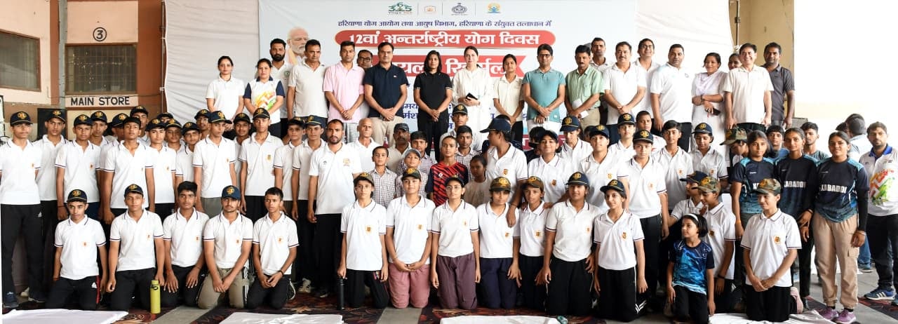 19jjrp06- रोडवेज वर्कशाप में आयोजित फाइनल रिहर्सल में योगाभ्यास करती डीसी वर्षा खांगवाल। स्रोत 