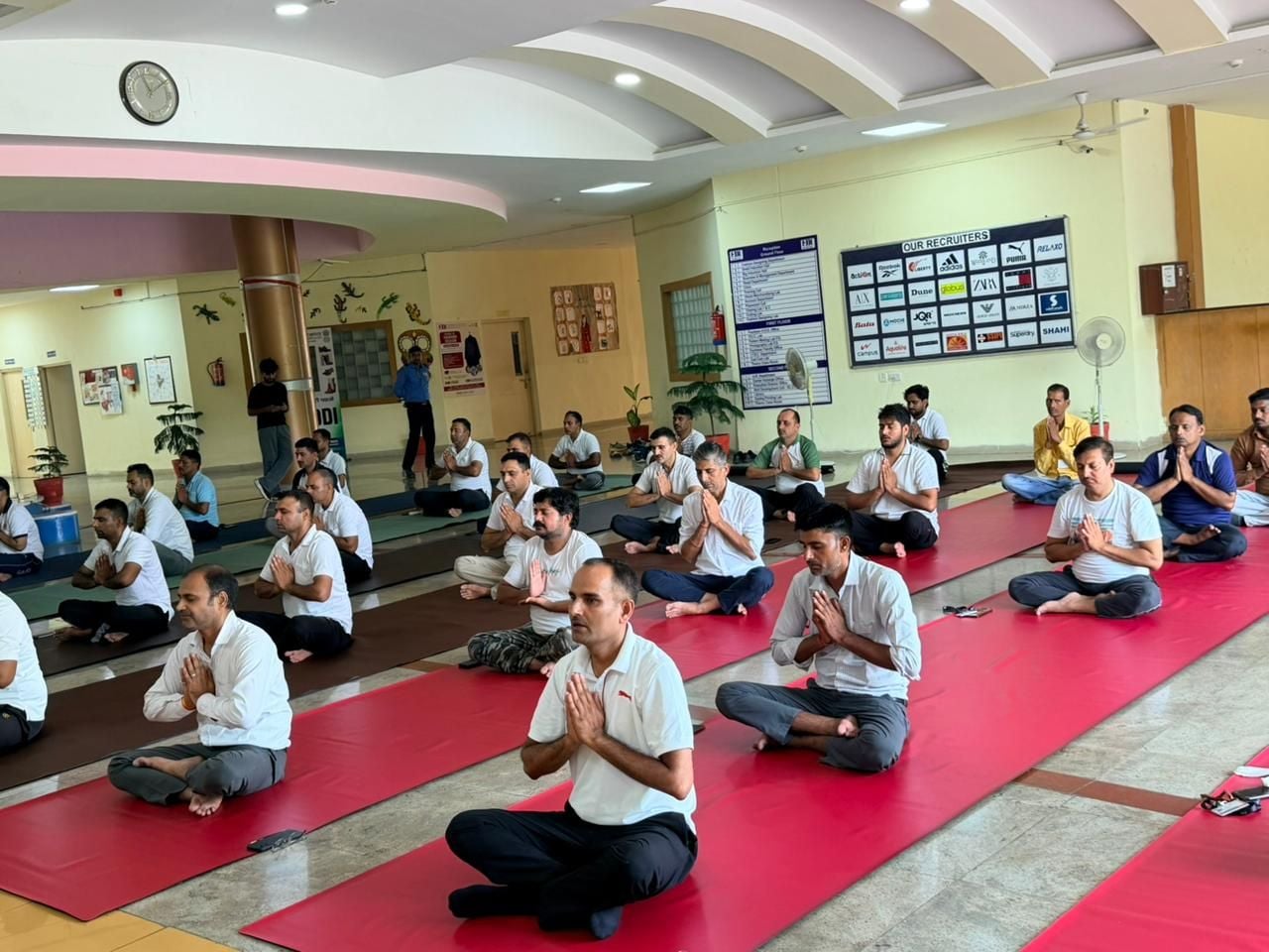 26-मानसरोवर पार्क में लगाए निशुल्क योग शिविर में अतिथि का स्वागत करते योग गुरु सरदार हवा सिं 26-मानसरोवर पार्क में लगाए निशुल्क योग शिविर में अतिथि का स्वागत करते योग गुरु सरदार हवा सिं