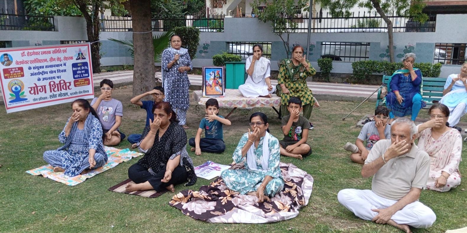 26-मानसरोवर पार्क में लगाए निशुल्क योग शिविर में अतिथि का स्वागत करते योग गुरु सरदार हवा सिं 26-मानसरोवर पार्क में लगाए निशुल्क योग शिविर में अतिथि का स्वागत करते योग गुरु सरदार हवा सिं