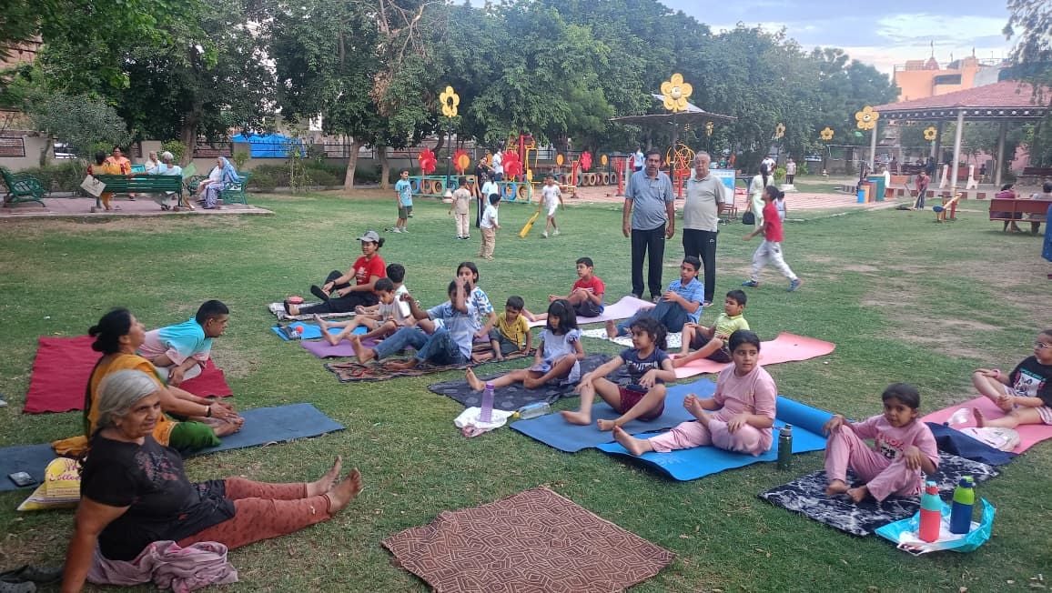 26-मानसरोवर पार्क में लगाए निशुल्क योग शिविर में अतिथि का स्वागत करते योग गुरु सरदार हवा सिं 26-मानसरोवर पार्क में लगाए निशुल्क योग शिविर में अतिथि का स्वागत करते योग गुरु सरदार हवा सिं