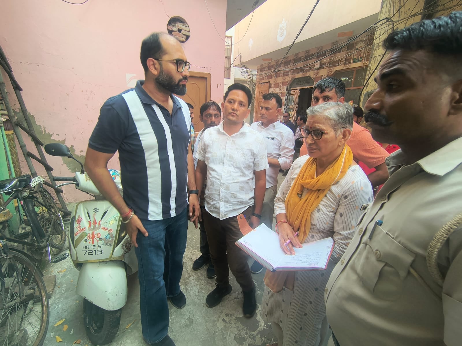 36-रोहतक में पति-पत्नी के आत्महत्या करने के बाद पीजीआई के डेड हाउस में पोस्टमार्टम के लिए शवों 