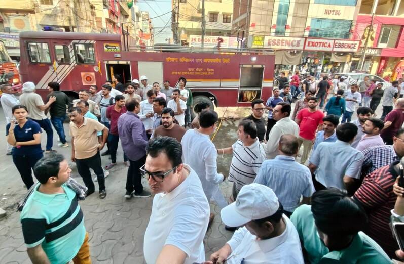 41-रोहतक के डी पार्क स्थित एक डेंटल क्लिनिक में लगी आग के बाद एकत्रित भीड़। संवाद