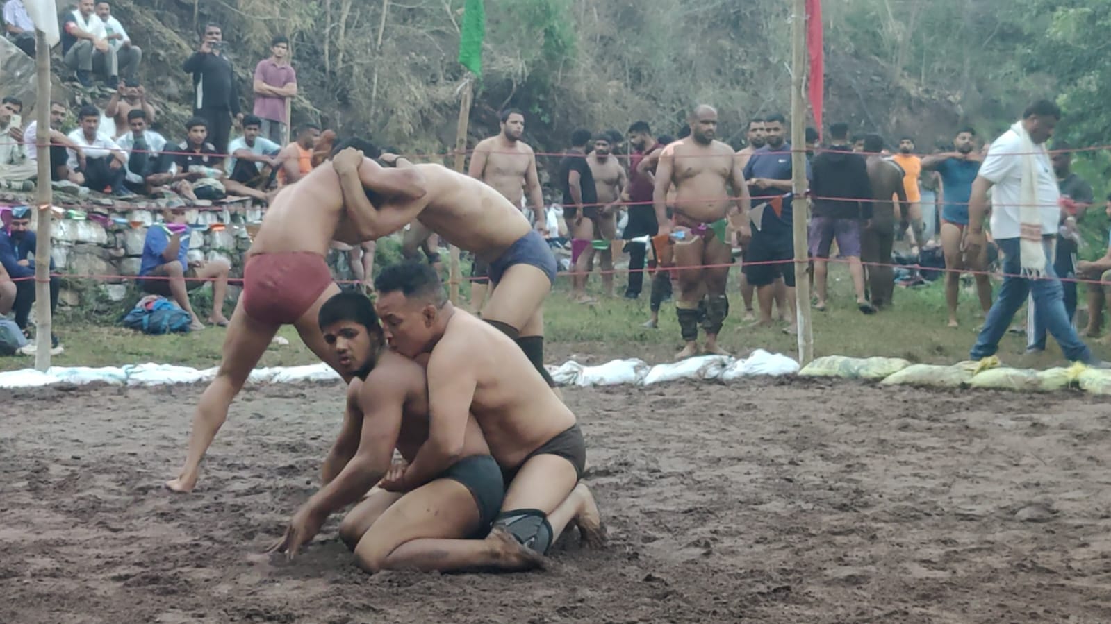 भराड़ीघाट में दंगल के दौरान बड़ी माली जीतने के बाद विकास हरियाणा को सम्मानित करते हुए अतिथि। दू भराड़ीघाट में दंगल के दौरान बड़ी माली जीतने के बाद विकास हरियाणा को सम्मानित करते हुए अतिथि। दू