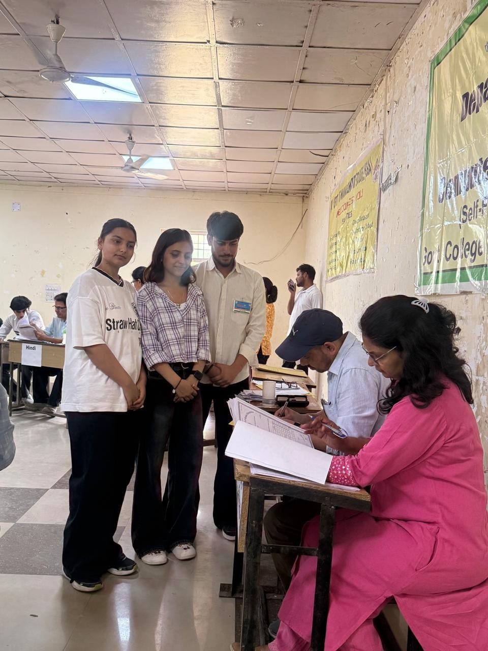 बिलासपुर कॉलेज में काउंसलिंग में पहुंचे अभ्यर्थियों के दस्तावेज की जांच करते हुए प्राध्यापक। स् बिलासपुर कॉलेज में काउंसलिंग में पहुंचे अभ्यर्थियों के दस्तावेज की जांच करते हुए प्राध्यापक। स्