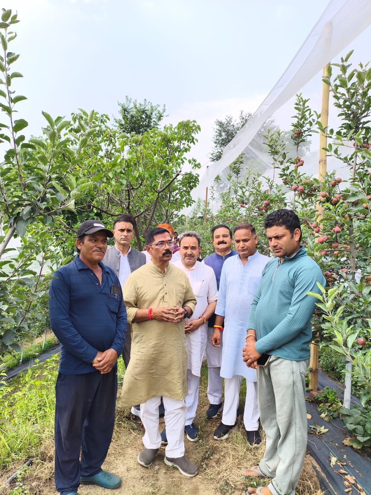बरायली में आयोजित कार्यक्रम के दौरान पौधारोपण करते अतिथि तथा सम्मानित किसानों के साथ कार्यकर्ता बरायली में आयोजित कार्यक्रम के दौरान पौधारोपण करते अतिथि तथा सम्मानित किसानों के साथ कार्यकर्ता