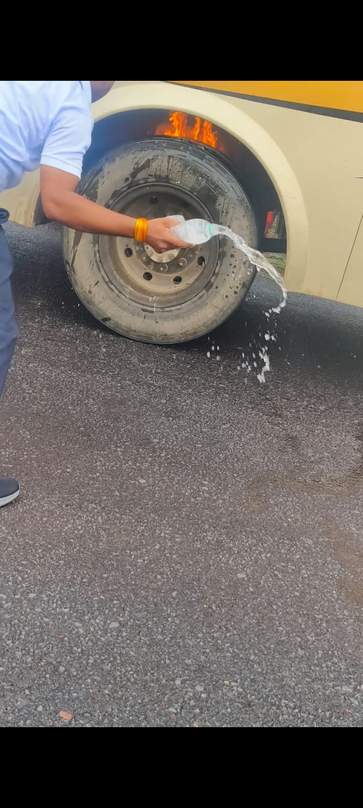 बस से उतरते यात्री