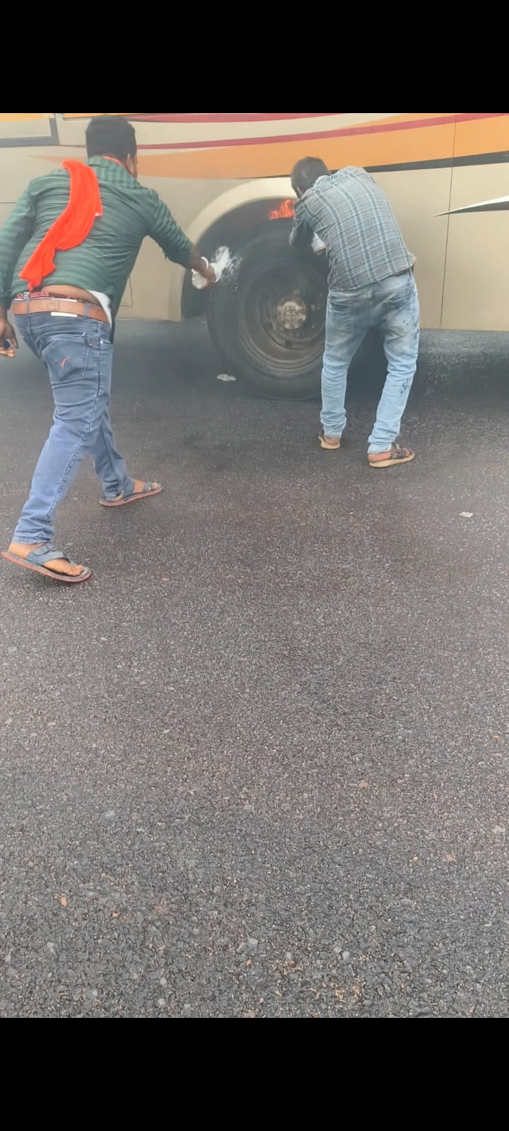 बस से उतरते यात्री बस से उतरते यात्री