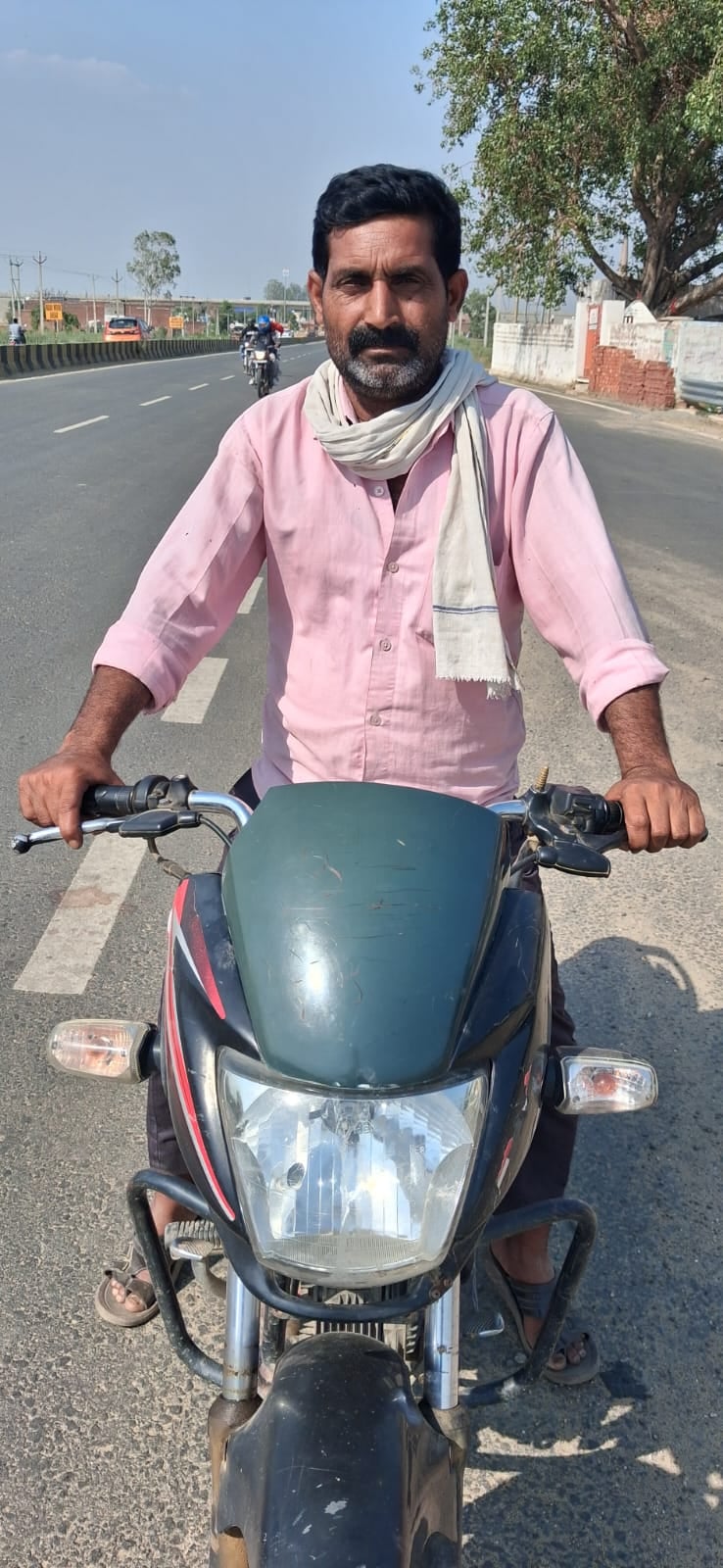 बुटला के पास बिना संकेतक के बनाया गया कट। संवाद बुटला के पास बिना संकेतक के बनाया गया कट। संवाद