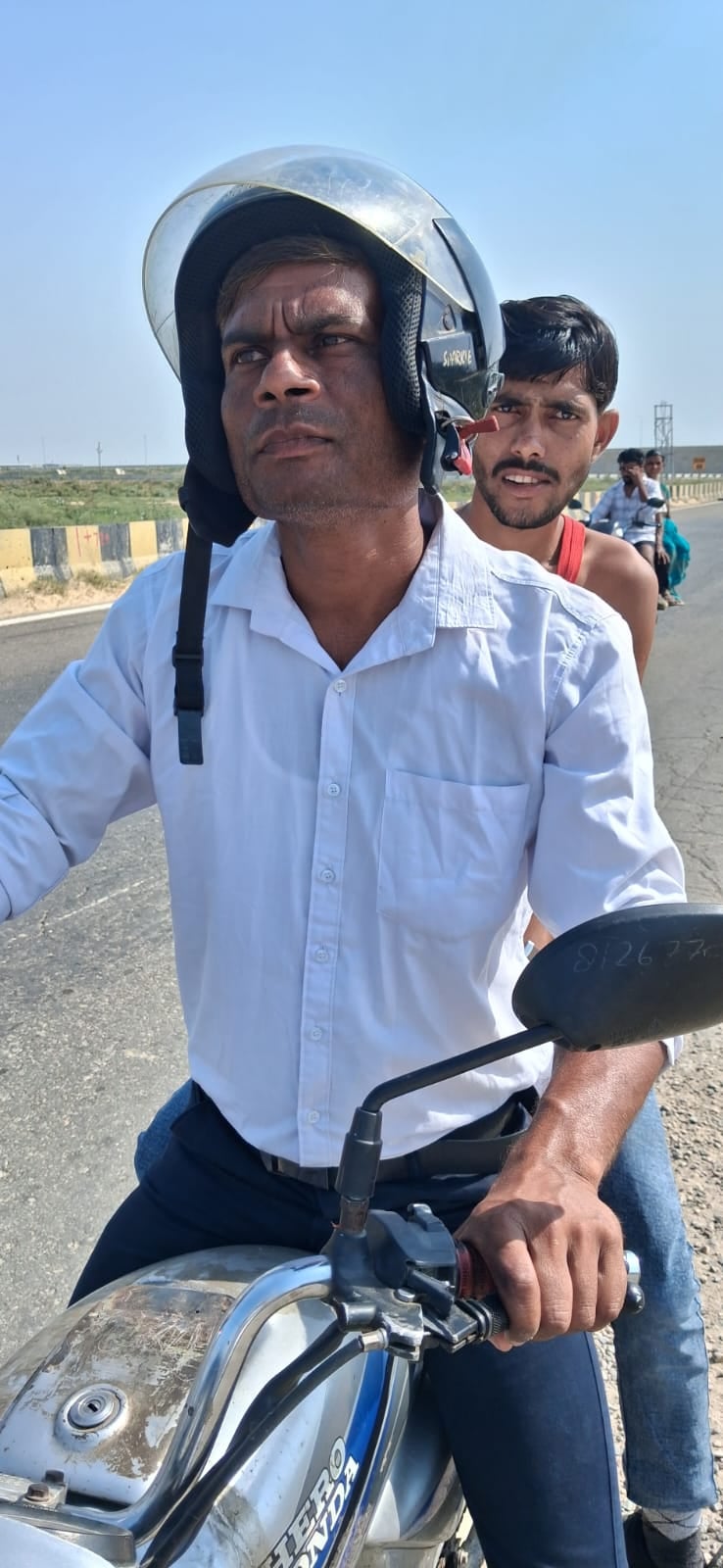 बुटला के पास बिना संकेतक के बनाया गया कट। संवाद बुटला के पास बिना संकेतक के बनाया गया कट। संवाद