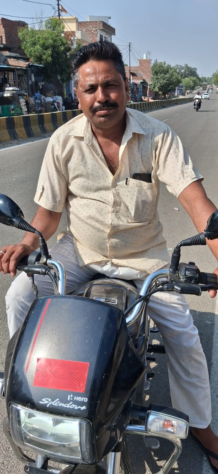 बुटला के पास बिना संकेतक के बनाया गया कट। संवाद बुटला के पास बिना संकेतक के बनाया गया कट। संवाद