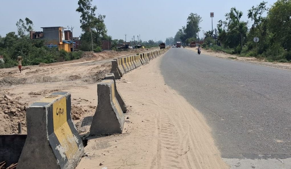 बुटला के पास बिना संकेतक के बनाया गया कट। संवाद बुटला के पास बिना संकेतक के बनाया गया कट। संवाद