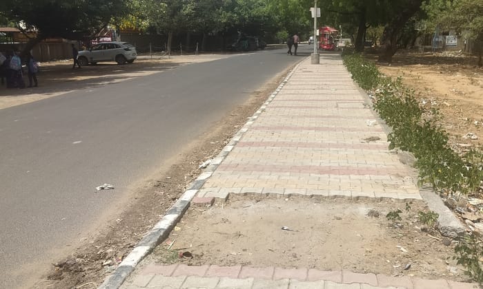फरीदाबाद नीलम रेलवे रोड पर फुटपाथ पर लगी रेहड़ी से आने जाते वाले लोग परेशान नही मिलता रास्ता । फरीदाबाद नीलम रेलवे रोड पर फुटपाथ पर लगी रेहड़ी से आने जाते वाले लोग परेशान नही मिलता रास्ता ।