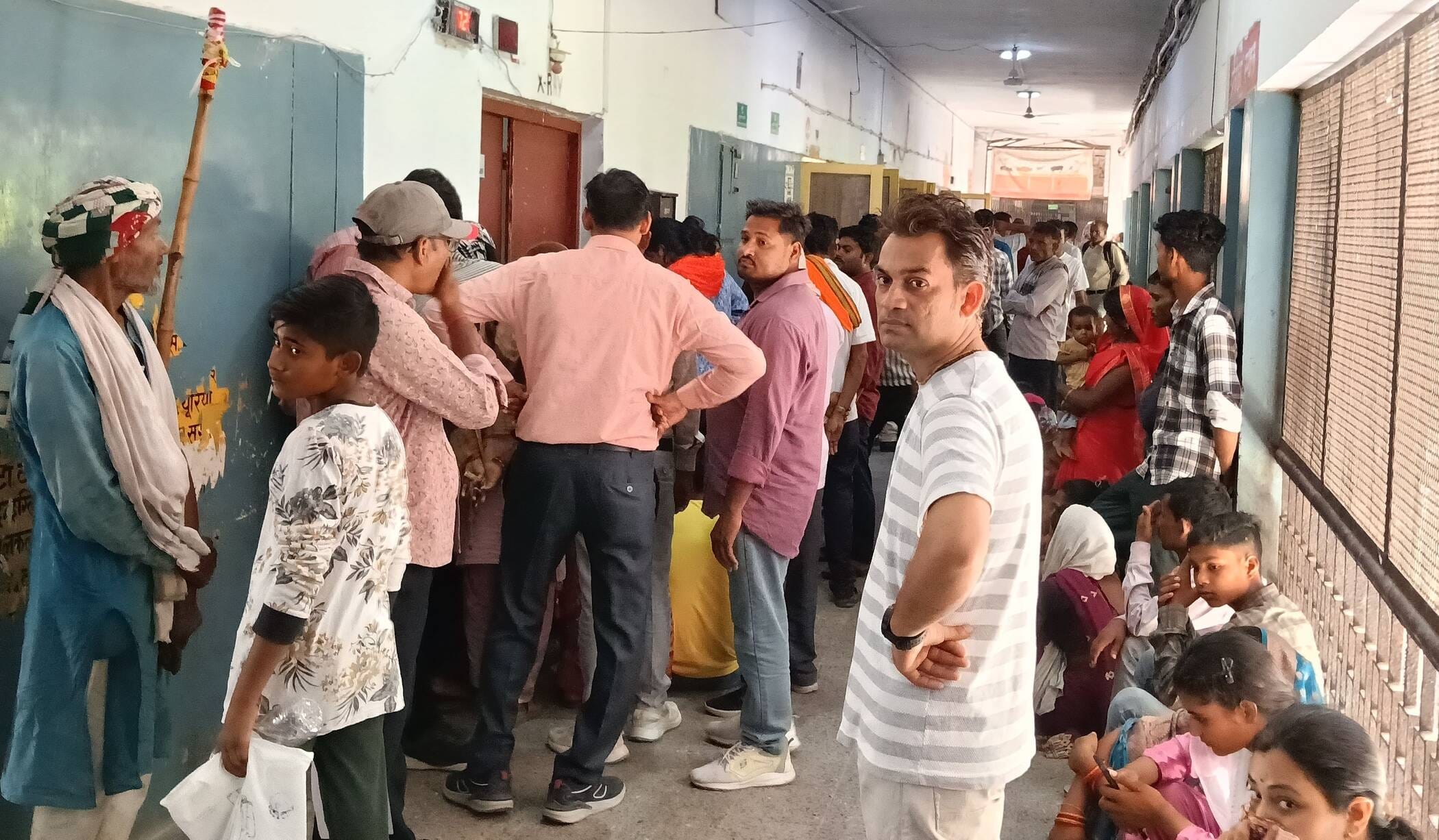 फोटो-04-जिला अस्पताल में एक्स-रे जांच के लिए मरीजों की लगी भीड़। संवाद फोटो-04-जिला अस्पताल में एक्स-रे जांच के लिए मरीजों की लगी भीड़। संवाद