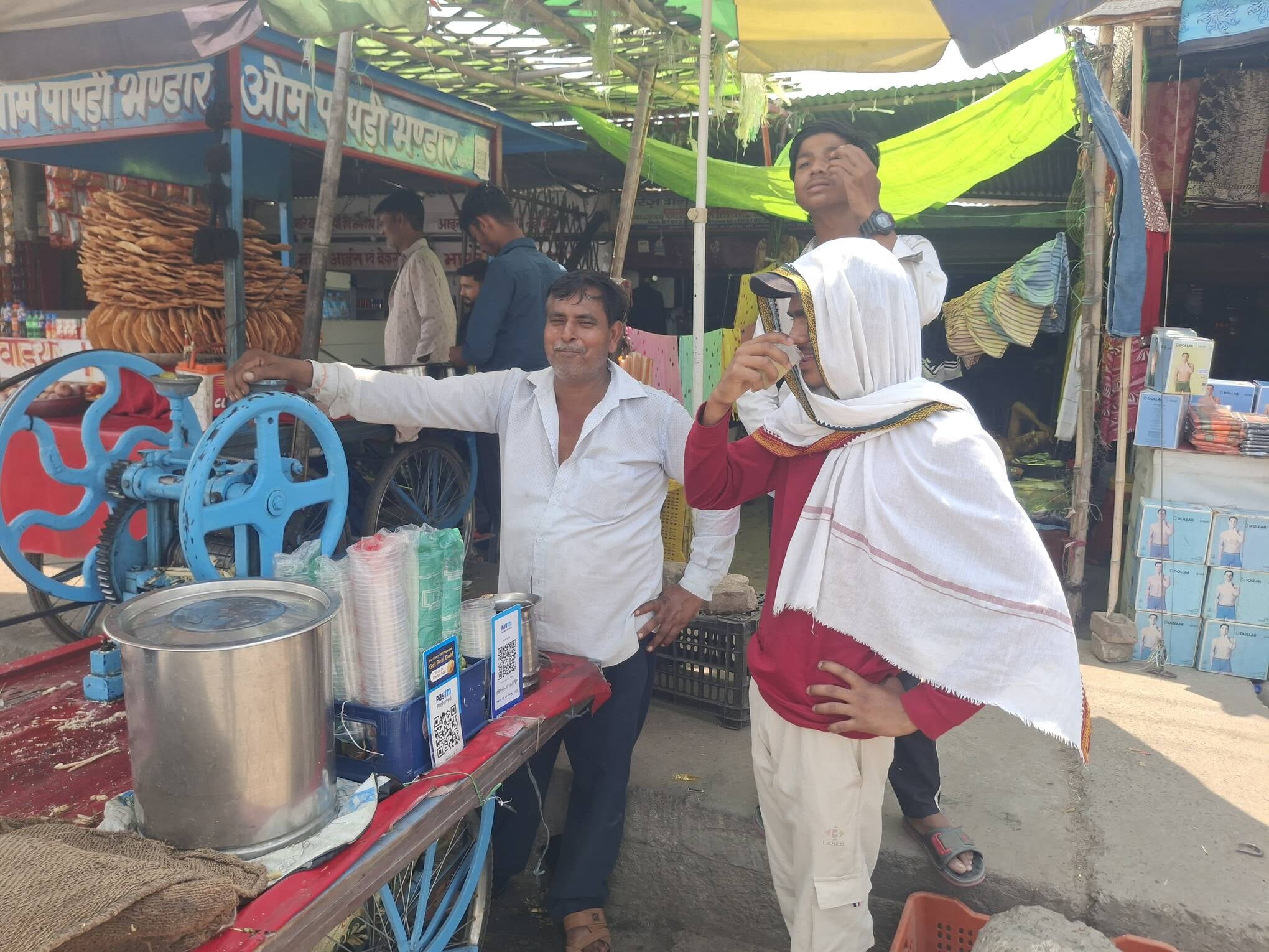 फोटो- 19 आवास विकास तिराहे पर धूप से बचने को चेहरा ढककर जाती युवती। संवाद फोटो- 19 आवास विकास तिराहे पर धूप से बचने को चेहरा ढककर जाती युवती। संवाद