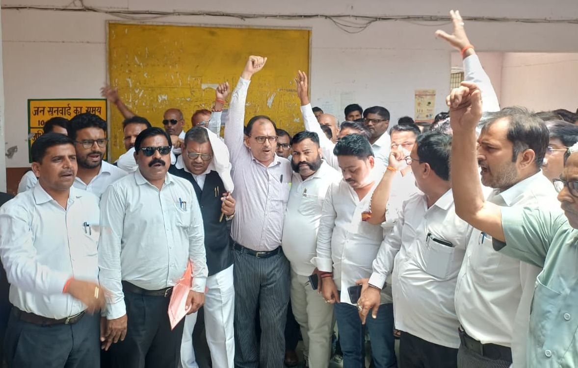 फोटो 28: शाहाबाद में वकीलों ने श्री सुंदरकांड का पाठ कर जताया विरोध। संवाद फोटो 28: शाहाबाद में वकीलों ने श्री सुंदरकांड का पाठ कर जताया विरोध। संवाद