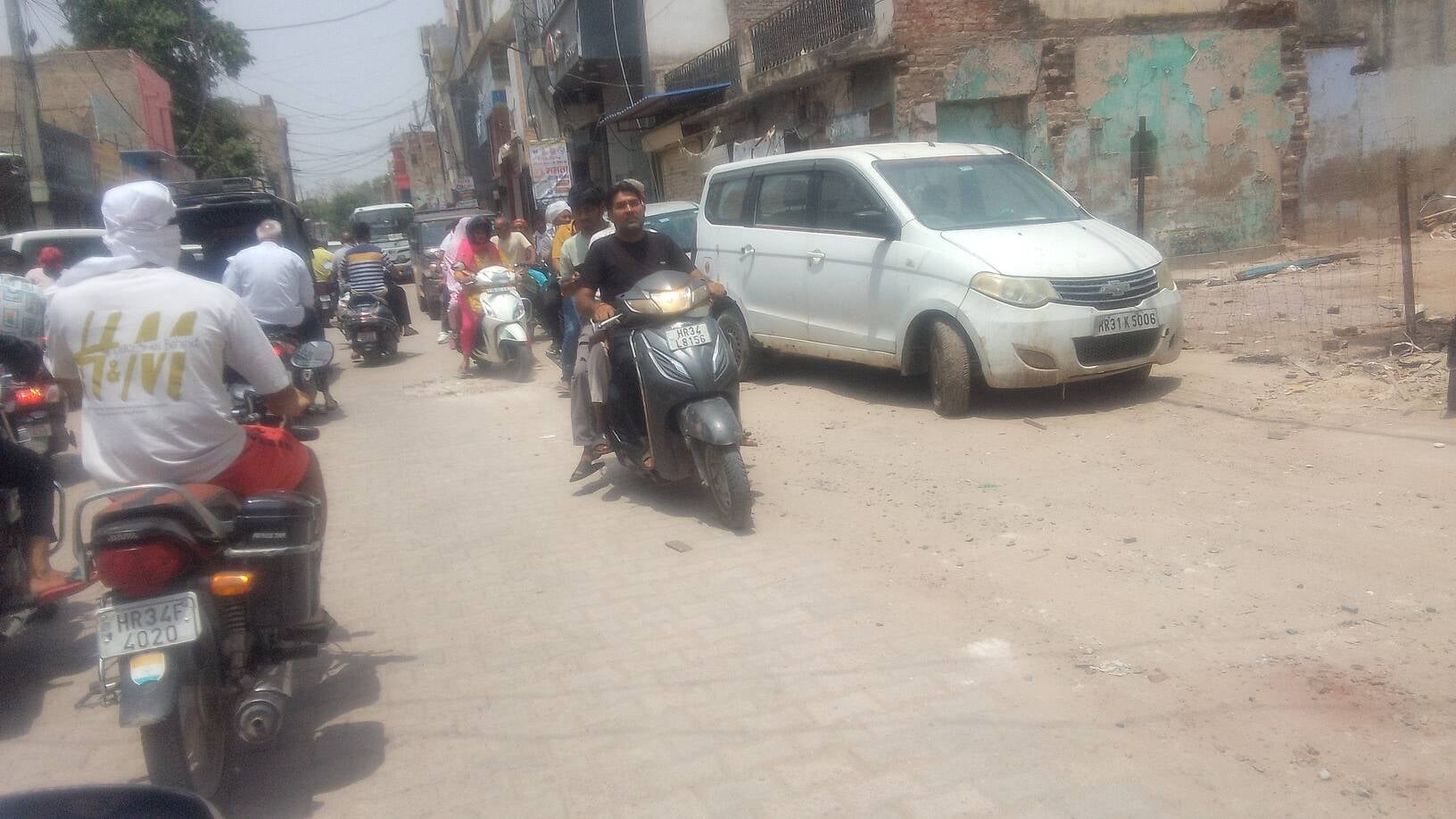 फोटो संख्या:53- गत दिनों हुई बारिश के दौरान गोशाला रोड गड्ढे में हुए जल भराव का पार करते वाहन च फोटो संख्या:53- गत दिनों हुई बारिश के दौरान गोशाला रोड गड्ढे में हुए जल भराव का पार करते वाहन च