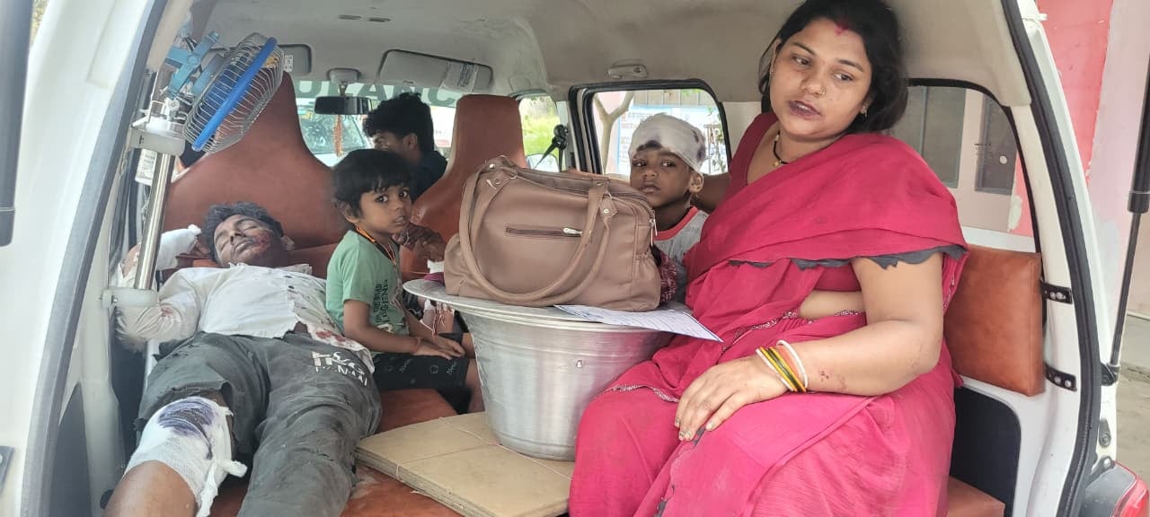 गंगा एक्सप्रेस-वे पर हुए बस हादसे में घायल कंडक्टर। संवाद