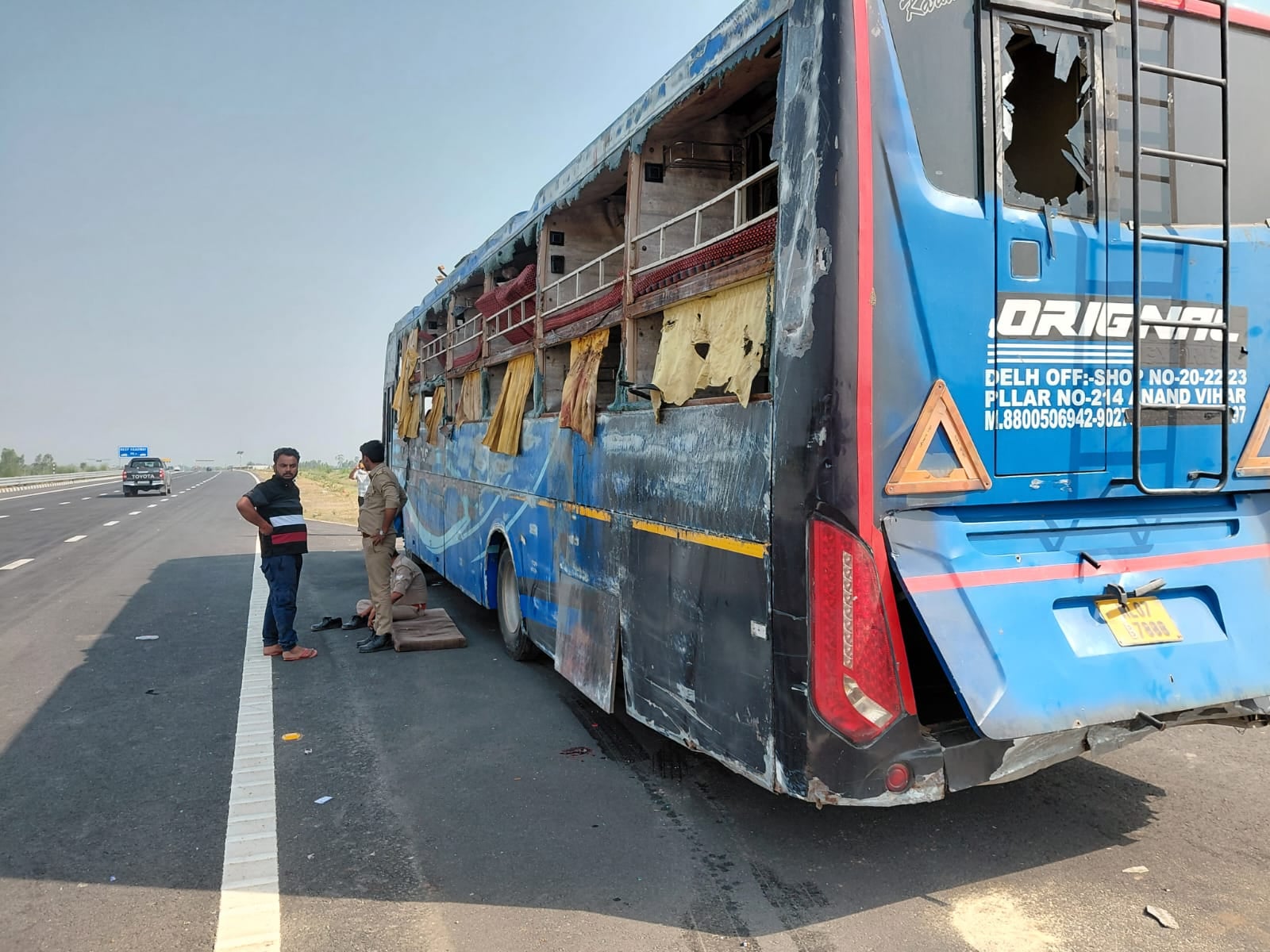 गंगा एक्सप्रेस-वे पर हुए बस हादसे में घायल कंडक्टर। संवाद