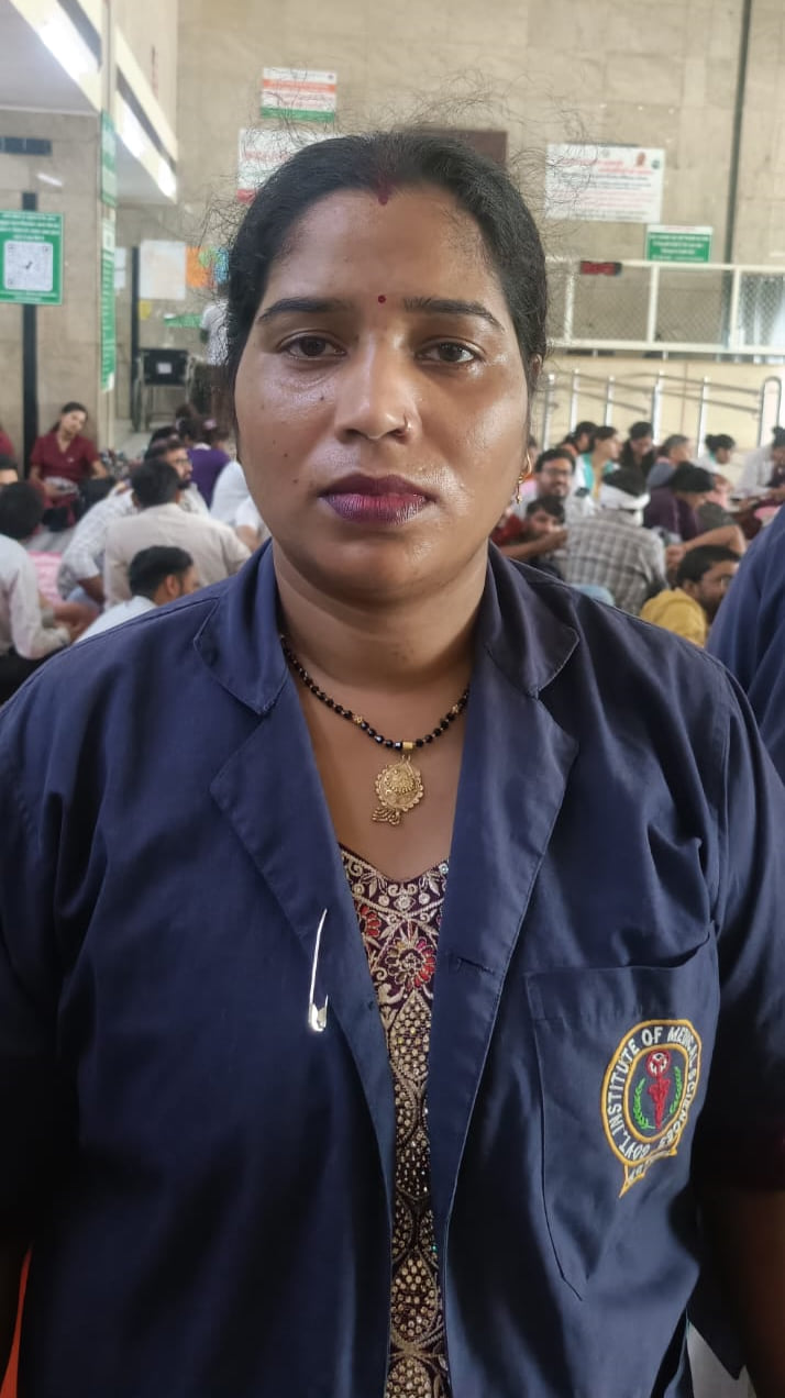 ग्रेटर नोएडा के जिम्स में अपनी मांगो को लेकर अनिश्चित कालीन धरने पर बैठे आउटसोसिंग कर्मचारी । 
