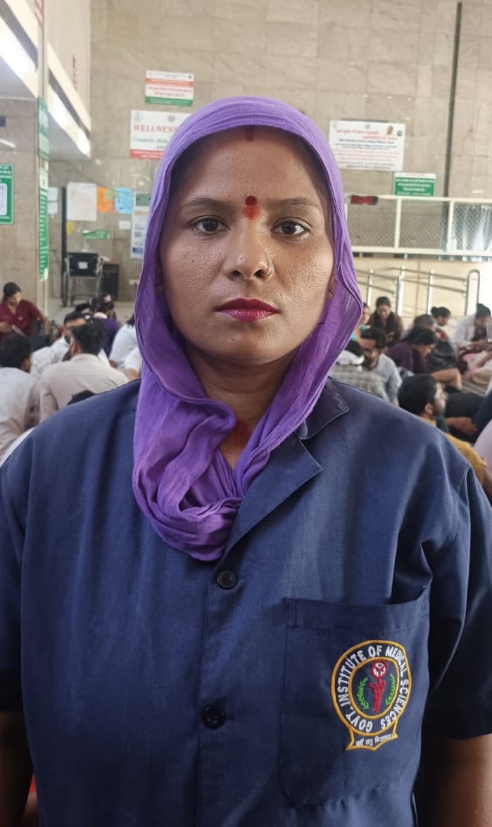 ग्रेटर नोएडा के जिम्स में अपनी मांगो को लेकर अनिश्चित कालीन धरने पर बैठे आउटसोसिंग कर्मचारी । 
