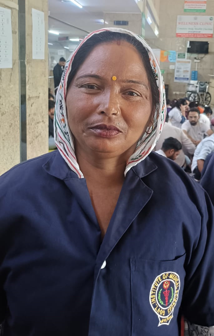 ग्रेटर नोएडा के जिम्स में अपनी मांगो को लेकर अनिश्चित कालीन धरने पर बैठे आउटसोसिंग कर्मचारी । 