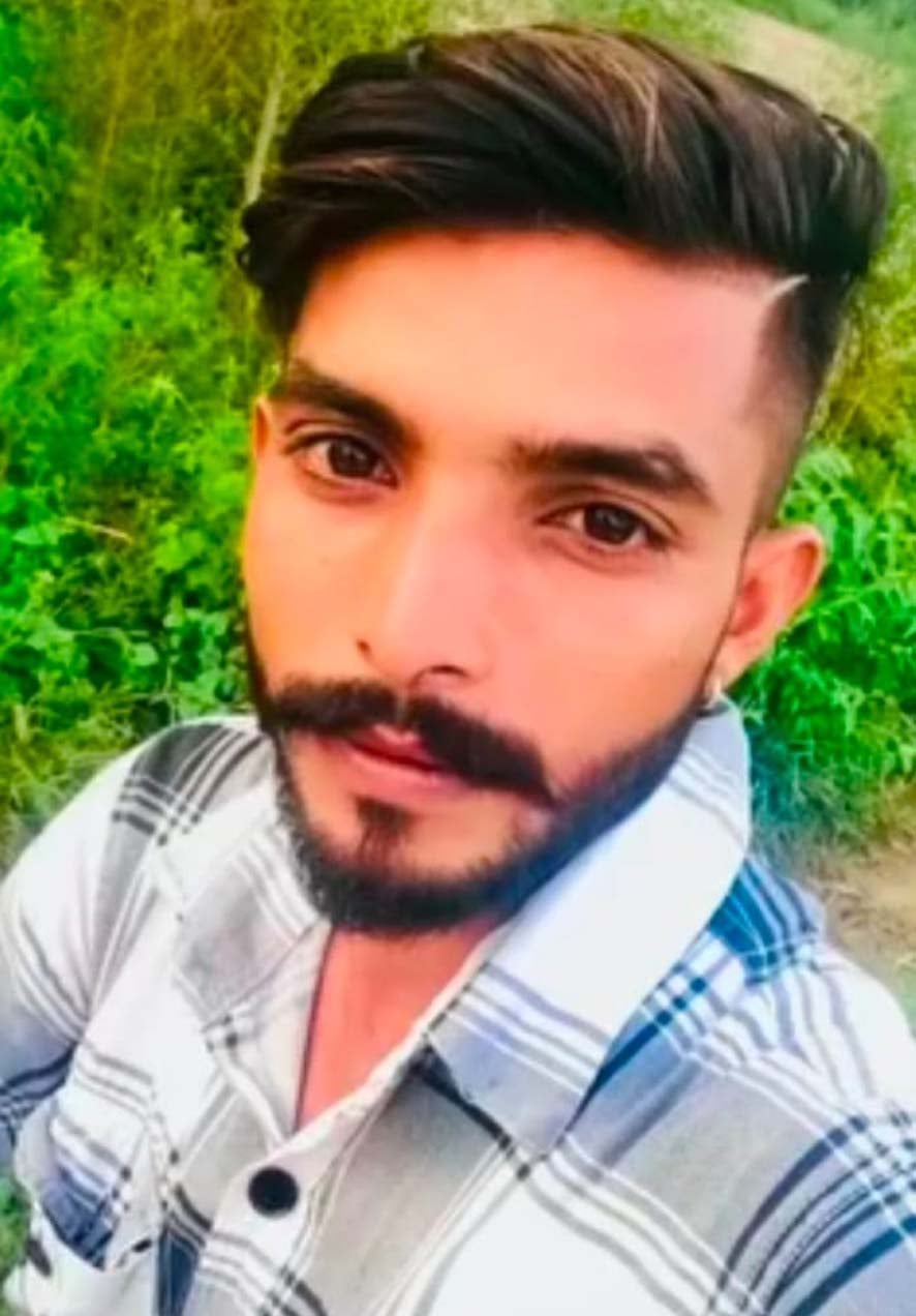 गांव कनीपला के निकट हुए हादसे में ट्रक के नीचे फंसी बाइक। संवाद