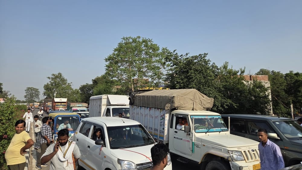 हरदोई रोड पर हादसे में क्षतिग्रस्त वाहन व प्रदर्शन करते लोग। हरदोई रोड पर हादसे में क्षतिग्रस्त वाहन व प्रदर्शन करते लोग।