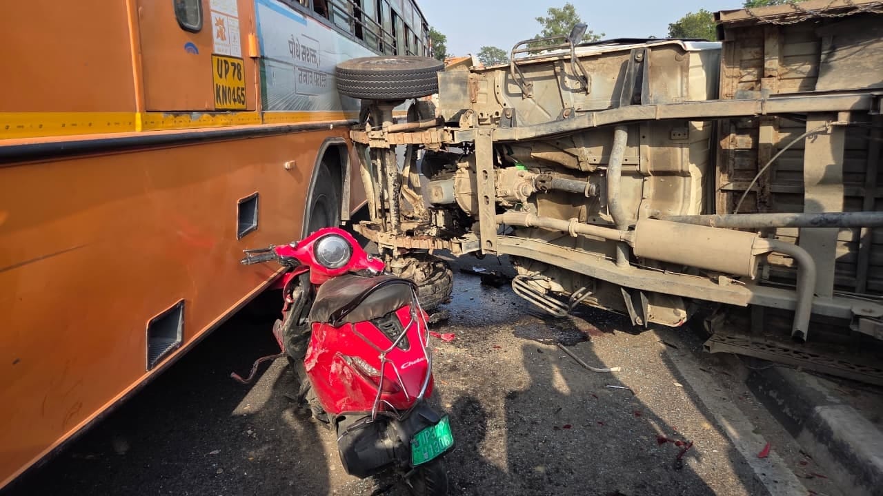 हरदोई रोड पर हादसे में क्षतिग्रस्त वाहन व प्रदर्शन करते लोग। हरदोई रोड पर हादसे में क्षतिग्रस्त वाहन व प्रदर्शन करते लोग।