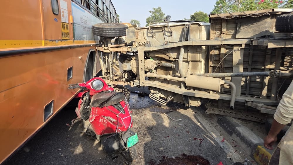 हरदोई रोड पर हादसे में क्षतिग्रस्त वाहन व प्रदर्शन करते लोग। हरदोई रोड पर हादसे में क्षतिग्रस्त वाहन व प्रदर्शन करते लोग।