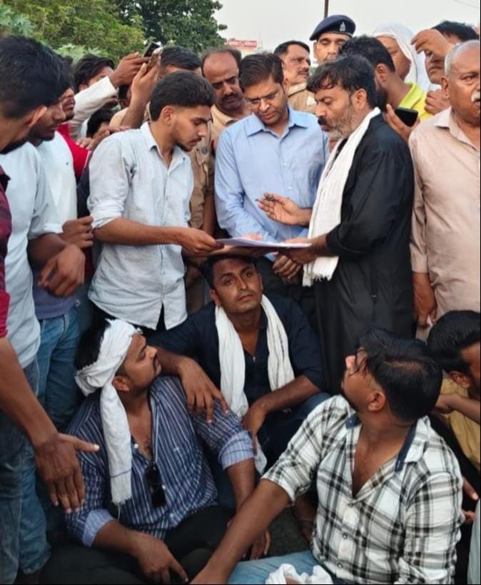हरदोई रोड पर हादसे में क्षतिग्रस्त वाहन व प्रदर्शन करते लोग। हरदोई रोड पर हादसे में क्षतिग्रस्त वाहन व प्रदर्शन करते लोग।