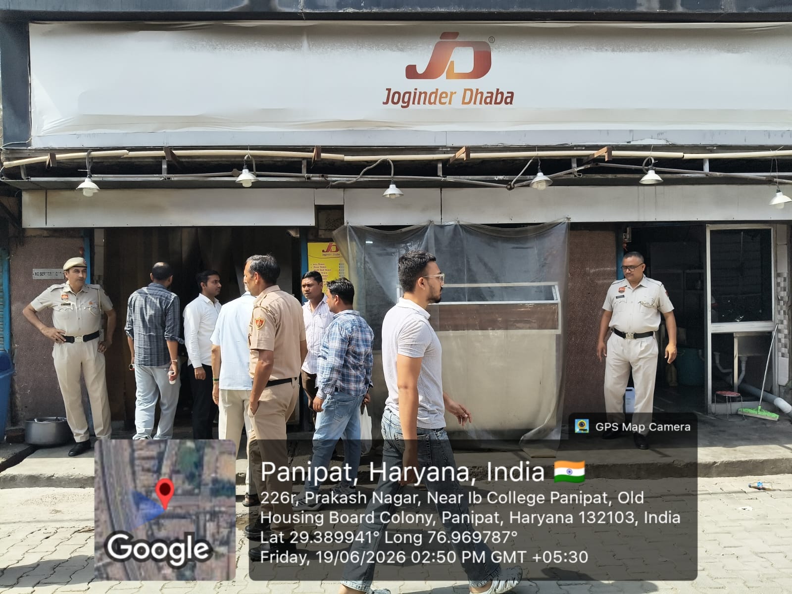 जोगिंद्रा ढाबा पर सील लगाते निगम की टीम के सदस्य। स्रोत। निगम