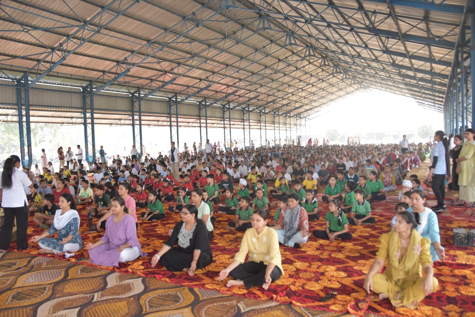 जगाधरी अनाज मंडी में योगाभ्यास करते विद्यार्थी। डीआईपीआरओ जगाधरी अनाज मंडी में योगाभ्यास करते विद्यार्थी। डीआईपीआरओ