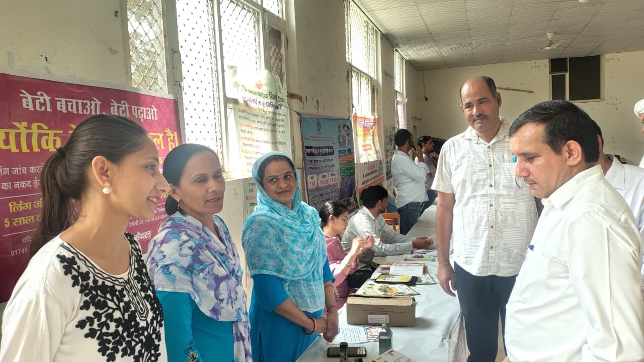 जन कल्याण शिविर के दौरान लगी स्टॉल का निरीक्षण करते अधिकारी। प्रवक्ता