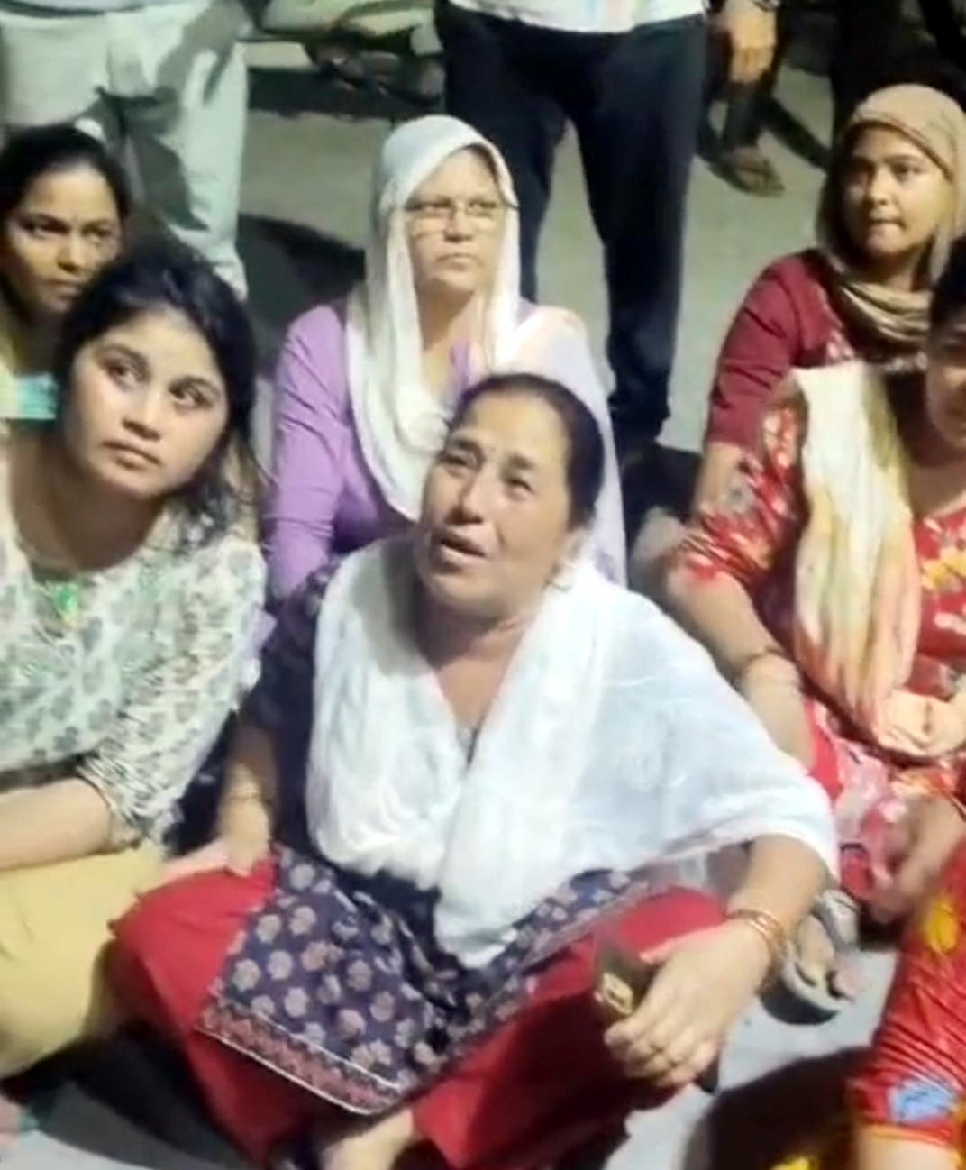 किरतपुर में कर्जदार युवक की मौत पर गमजदा उसकी पत्नी और बच्चे। स्रोत वीडियो ग्रैब किरतपुर में कर्जदार युवक की मौत पर गमजदा उसकी पत्नी और बच्चे। स्रोत वीडियो ग्रैब