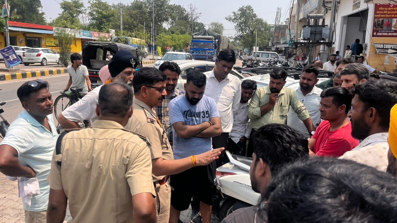 मृतक बैेंक कर्मचारी मृतक बैेंक कर्मचारी