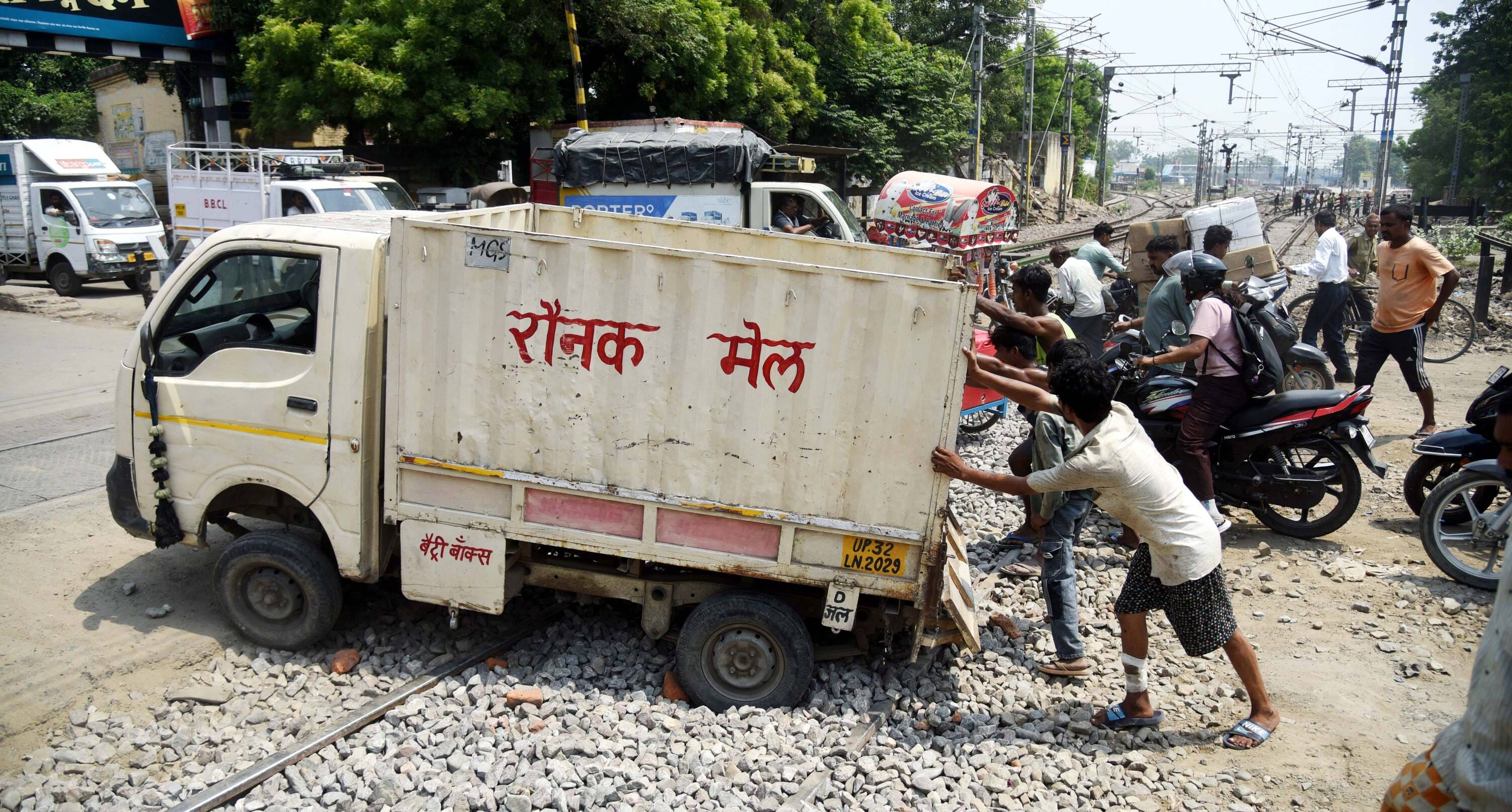 मवैया रेलवे क्रॉसिंग की पटरी के ऊपर डाला गया पत्थर।
