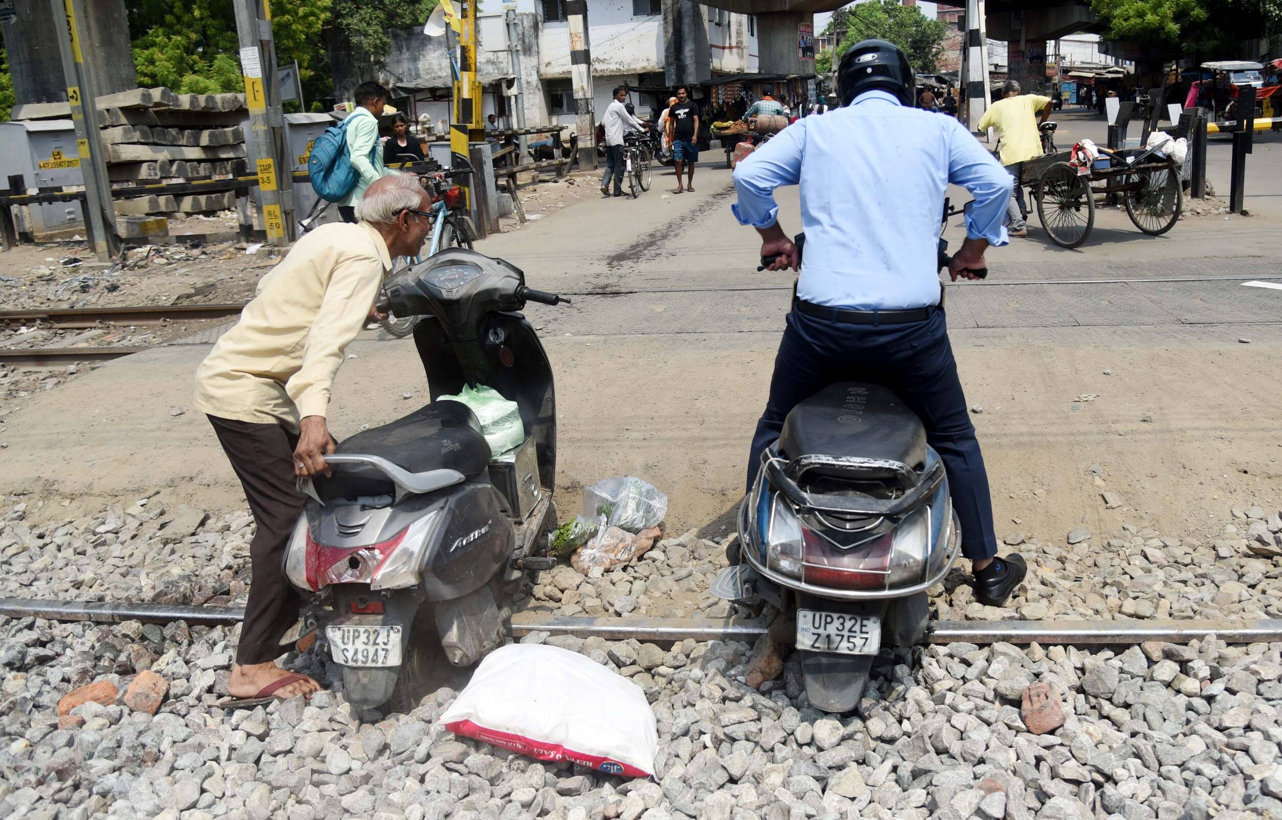 मवैया रेलवे क्रॉसिंग की पटरी के ऊपर डाला गया पत्थर।