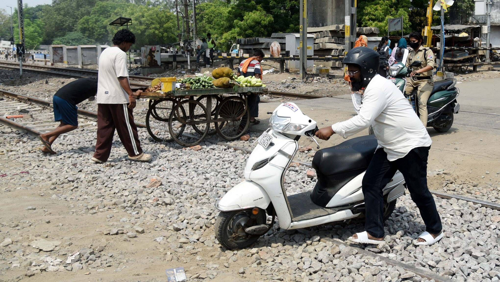 मवैया रेलवे क्रॉसिंग की पटरी के ऊपर डाला गया पत्थर।