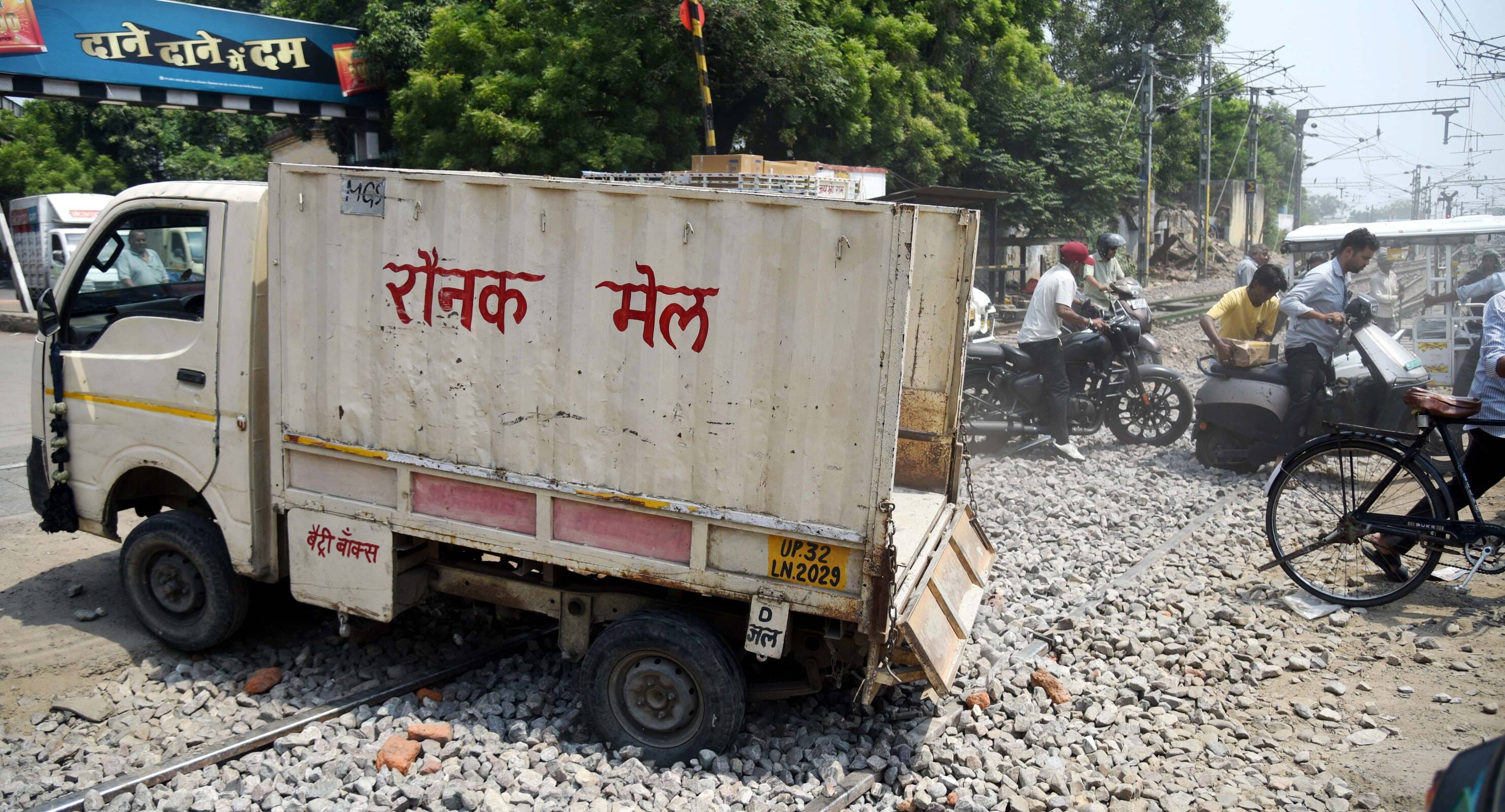 मवैया रेलवे क्रॉसिंग की पटरी के ऊपर डाला गया पत्थर।