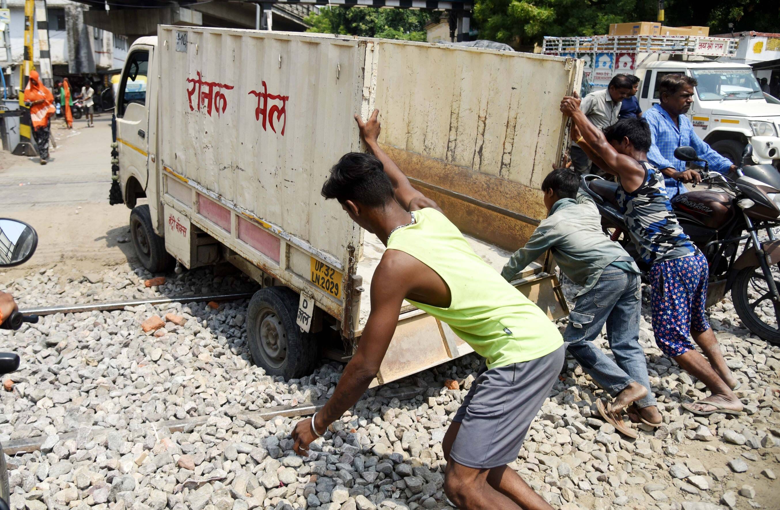 मवैया रेलवे क्रॉसिंग की पटरी के ऊपर डाला गया पत्थर।
