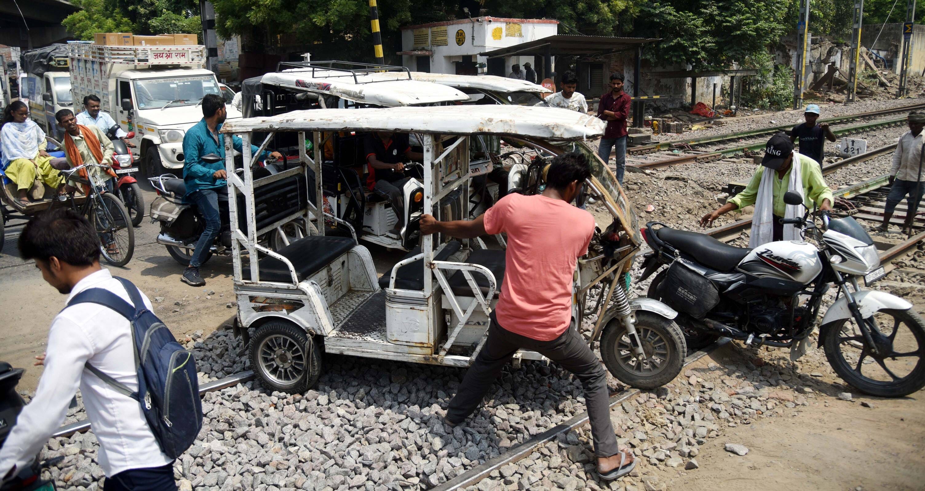मवैया रेलवे क्रॉसिंग की पटरी के ऊपर डाला गया पत्थर।
