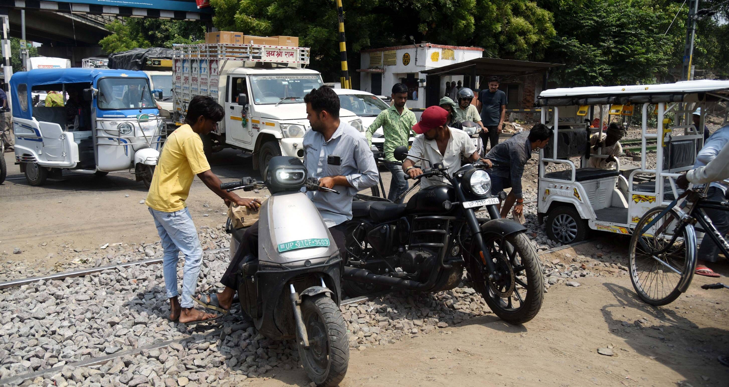 मवैया रेलवे क्रॉसिंग की पटरी के ऊपर डाला गया पत्थर।
